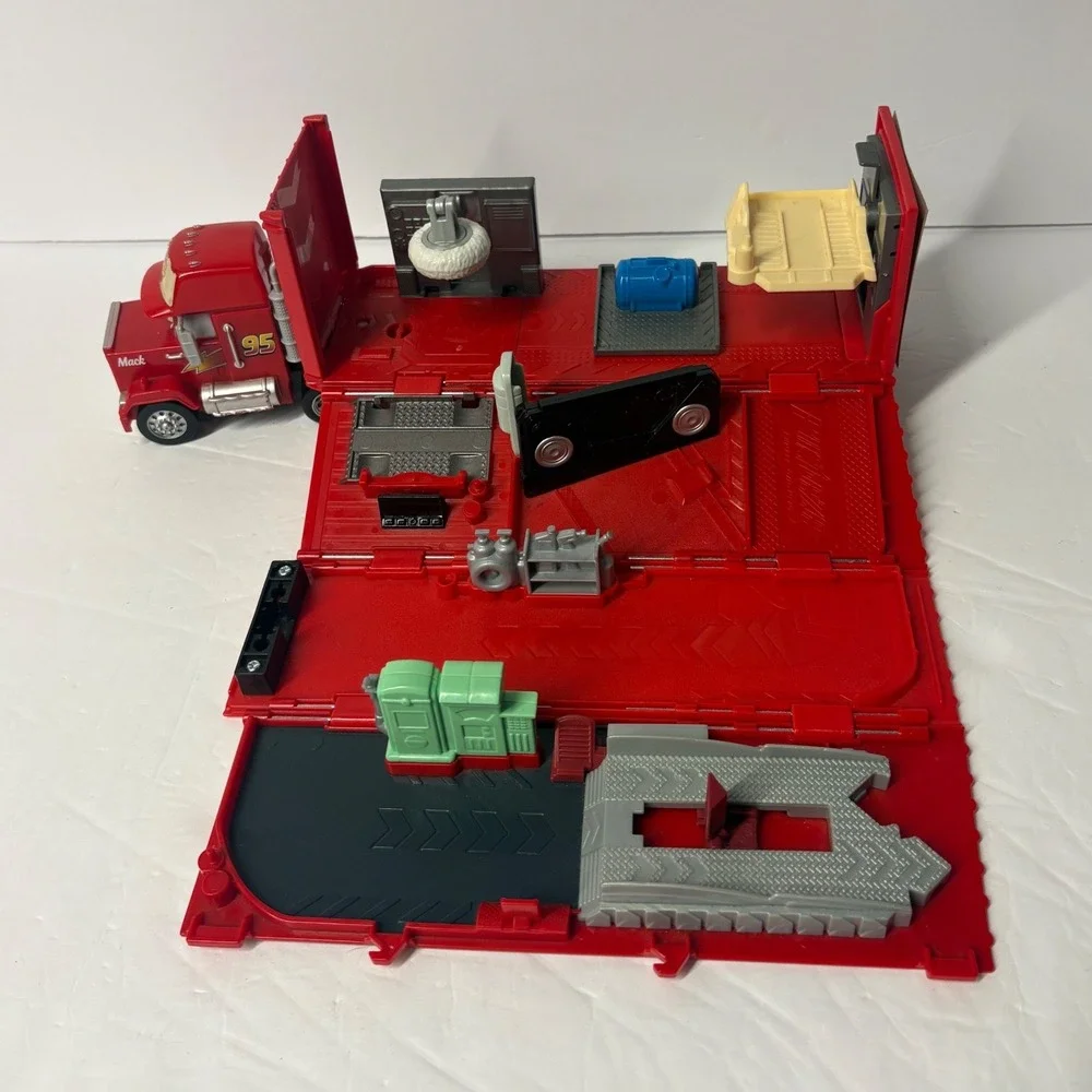 2015 Mattel Disney Pixar Cars Wheel Action Drivers Mack Transforming Playset